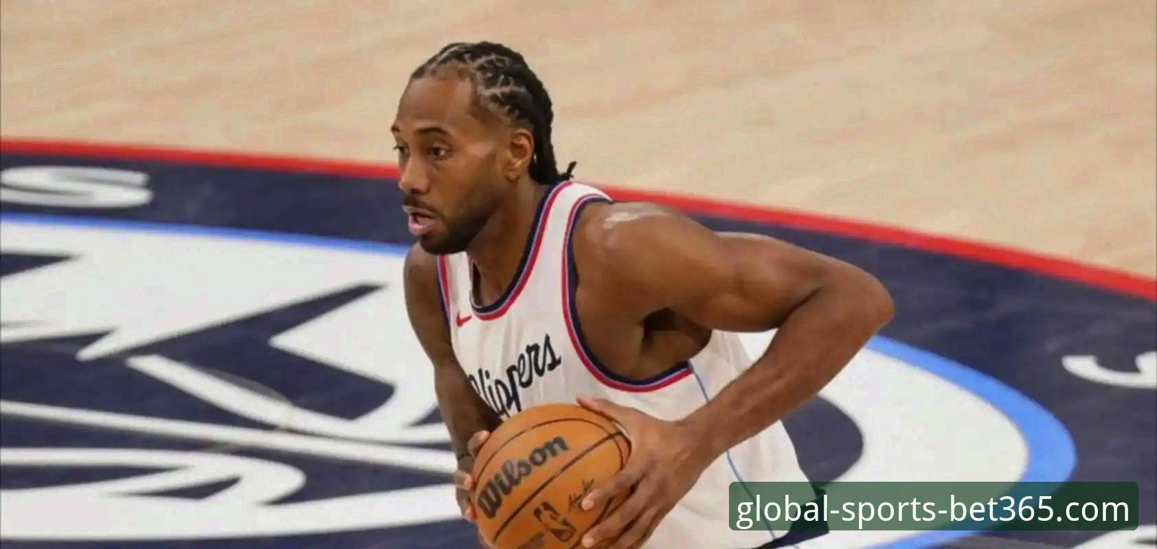 CJ-麦科勒姆1年2100万续约老鹰 vs 自由市场风险：这笔交易如何影响球队布局？